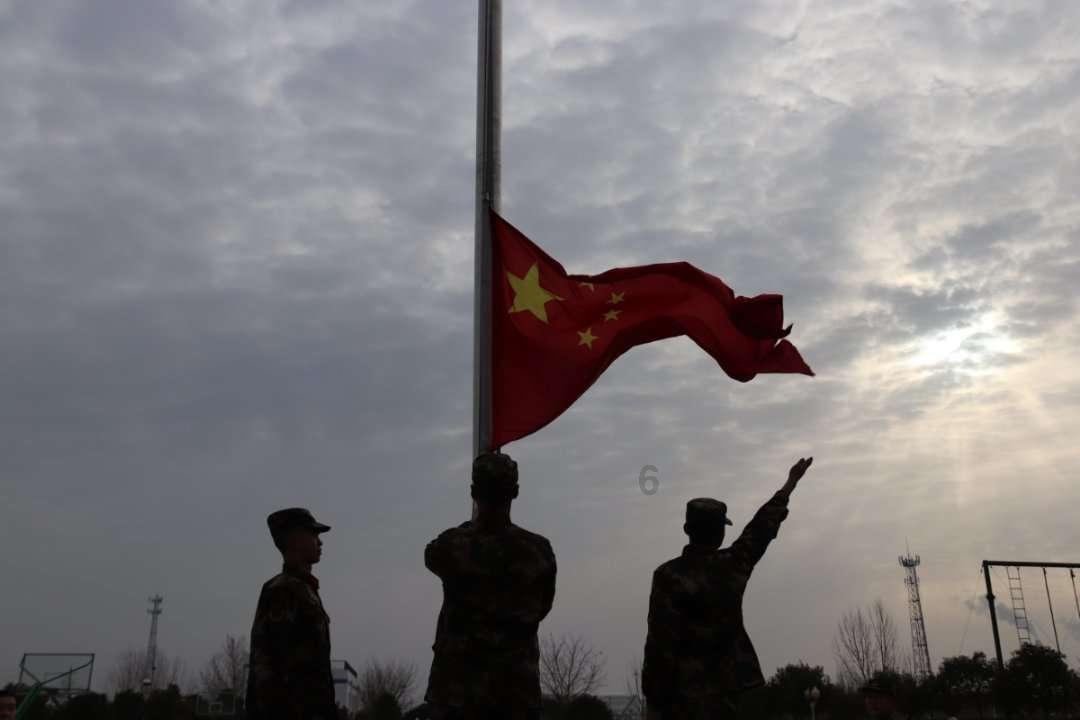 外卖员与保安发生口角,倒地后被拖拽并拍打面部