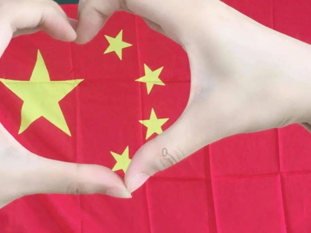 爷爷摔伤奶奶陪同就医 全程紧紧握着爷爷的手没松开过