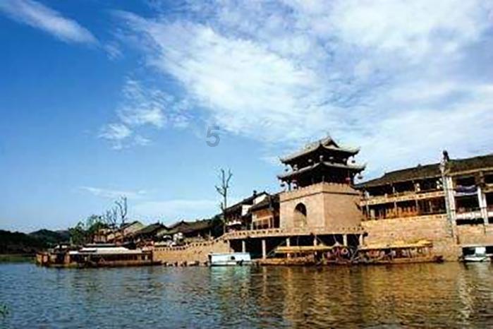 杜甫喜欢李白,李白爱着孟浩然,孟浩然倾心于王维,王维又爱着谁